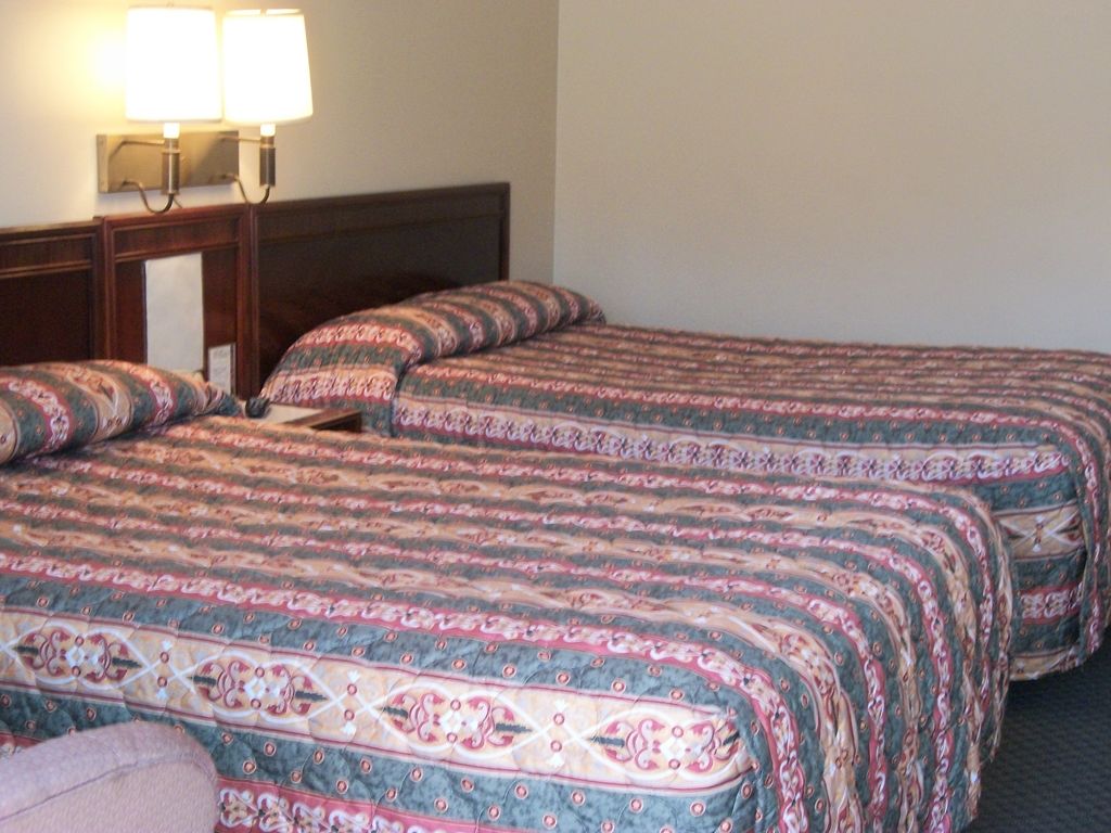 Mohican Little Brown Inn Loudonville Room photo